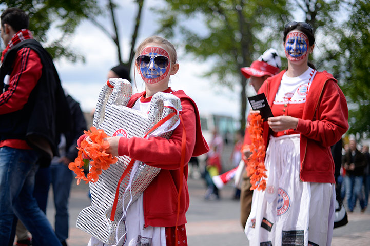 TJ CL Final: A rather blingtastic replica trophy 