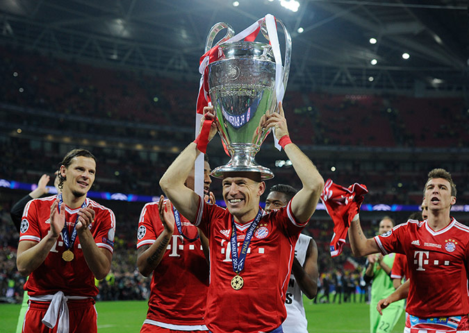 TJ CLF 4: Robben celebrates with the trophy