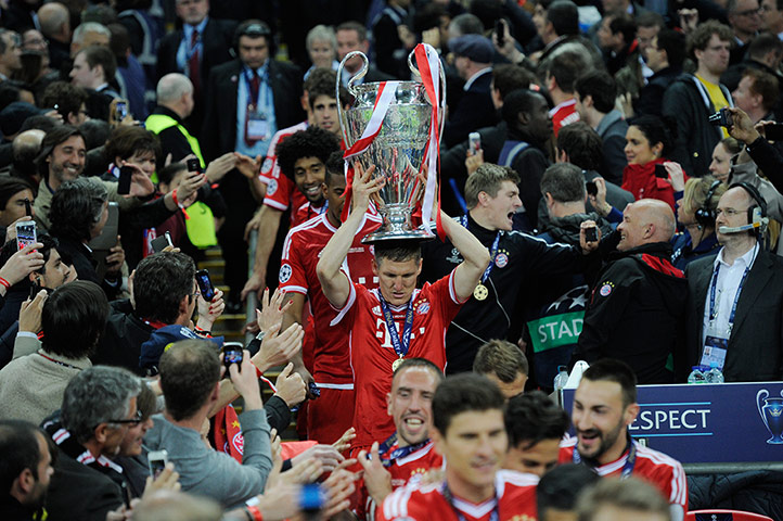 TJ CLF 4: Schweinsteiger takes the trophy down to the pitch