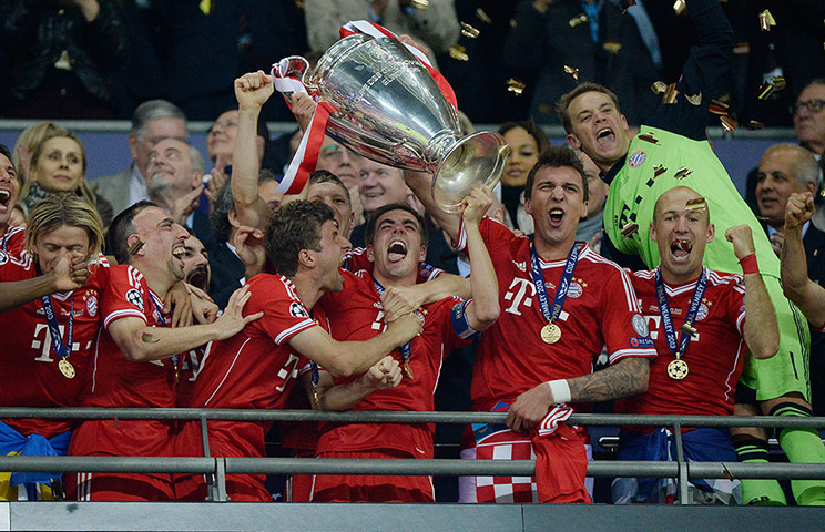TJ CLF 4: Munich captain Philip Lahm lifts the trophy 