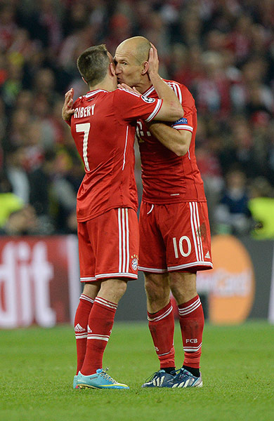 TJ CLF 4: Robben kisses Ribery