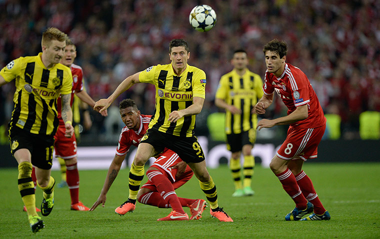 TJ CLF 4: Lewandowski tries to get through the Bayern defence 