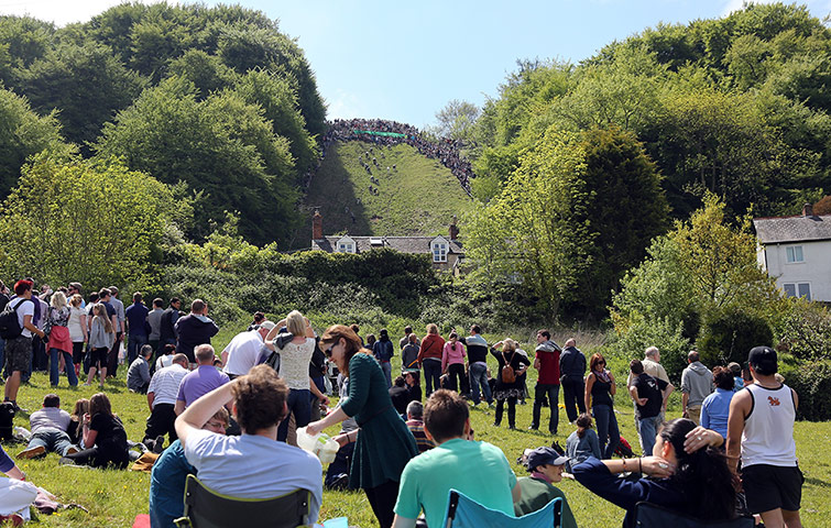Cheese rolling race: Cheese rolling race in pictures