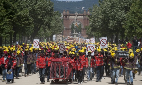 Firemen march against sector budget cuts carried on by Catalonia Government