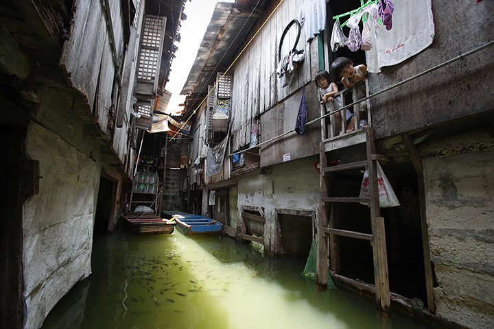 20 Photos: Filipino children in a village inundated by floodwaters in Malabon