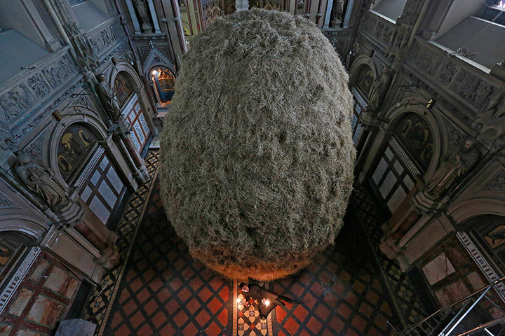 20 Photos: Sculptor Patrick O'Reilly with his latest piece 'Haystack'