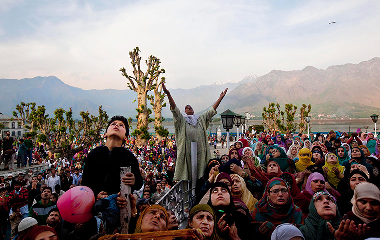 20 Photos: Kashmiri Muslims pray on the death anniversary of Abu Bakr Siddiq