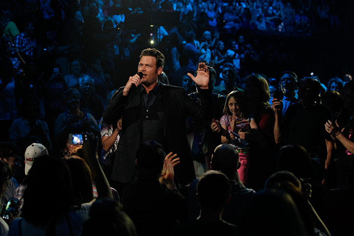 oklahoma benefit concert: Host Blake Shelton with the audience