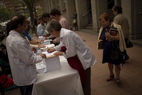 Doctors and nurses ask by passers to vote 'yes' or 'no' to the privatization of Spanish Health system during a non binding popular vote referendum outside La Princesa Hospital in Madrid, Spain, Tuesday, May 7, 2013.