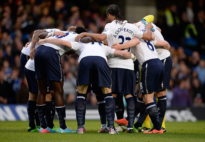 Chelsea v Spurs: Tottenham players huddle 