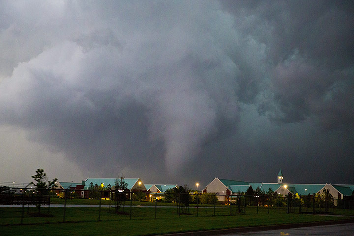 Oklahoma: Tornado strikes Broken Arrow, Oklahoma