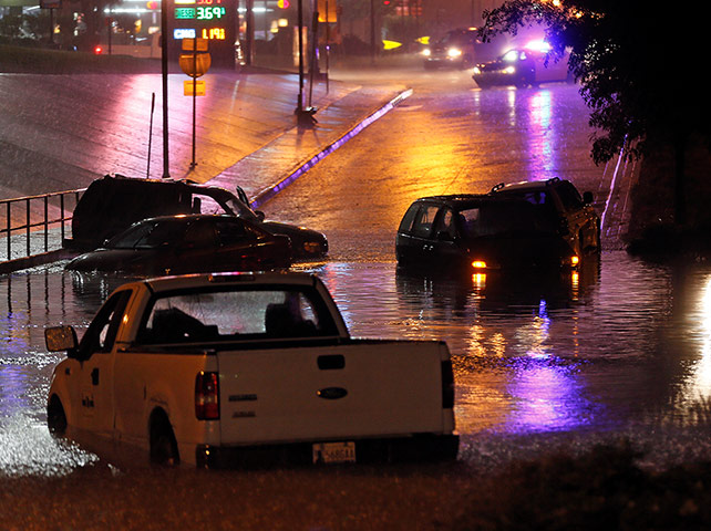 Oklahoma: Vehicles trapped by flash flooding on Interstate 235 in Oklahoma
