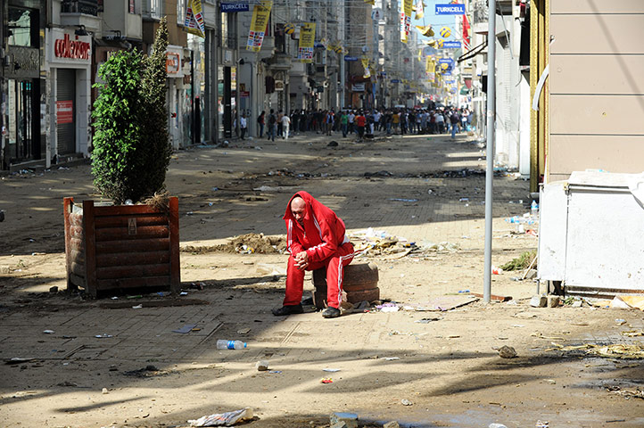 Rioting in Turkey: Turkish protestors and riot policemen cl