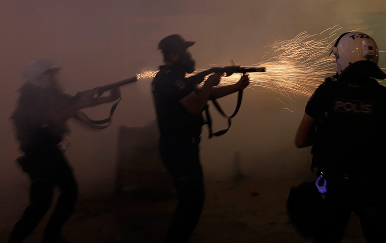 Rioting in Turkey: Riot police use tear gas