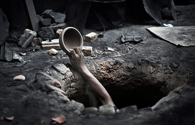 20 Photos: a pottery workshop in Gaza