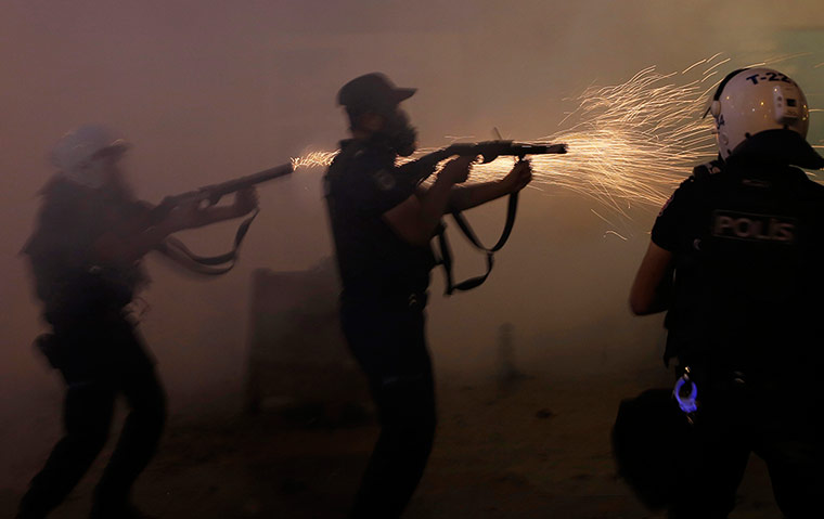 20 Photos: riot police use teargas on protesters in Taksim Square, Istanbul