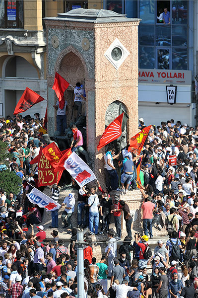 Saturday rioting: Turkish protestors take over Taksim square