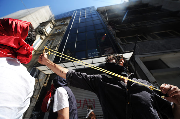 Saturday rioting: Turkish protestors face riot police on J