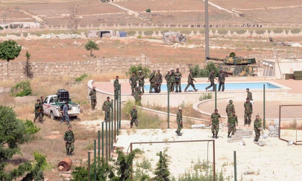 Forças leais ao presidente da Síria, Bashar al-Assad ficar perto de uma piscina vazia durante o que eles disseram foi uma operação militar contra os rebeldes na área de al-Mansoura perto de Aleppo.
