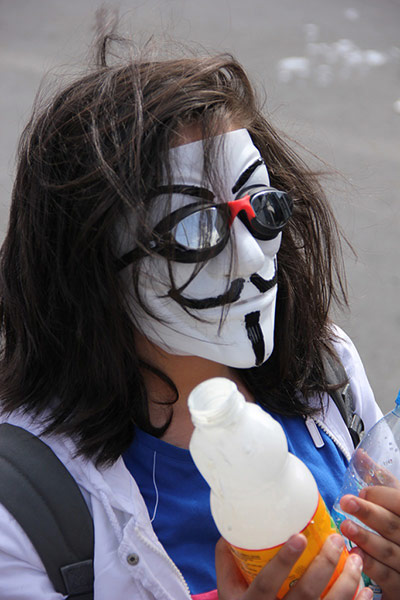 Turkey demonstrations: girl with vendetta mask