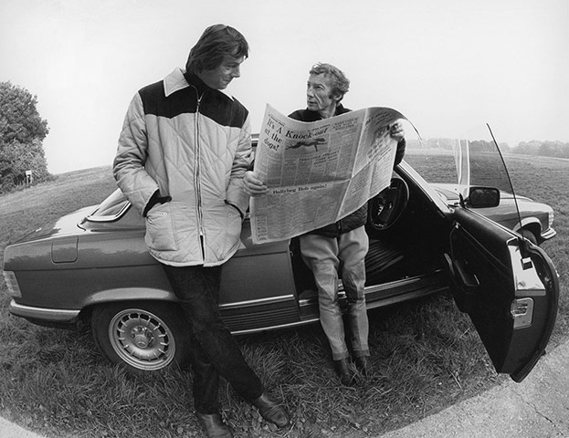 Henry Cecil: Henry Cecil chats with Lester Piggott in 1977