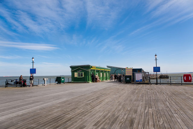 Seaside weston: UK seaside Southend pier