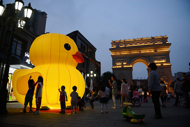 Rubber duck: Giant Rubber Duck Given As A Gift In China