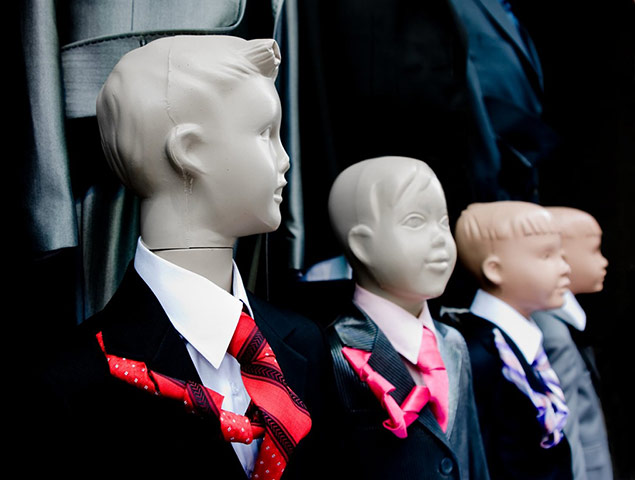 Aliens: shop dummies clothes