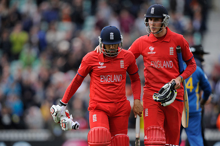 Champions Trophy 2: Ravi Bopara is congratulated by Stuart Broad 