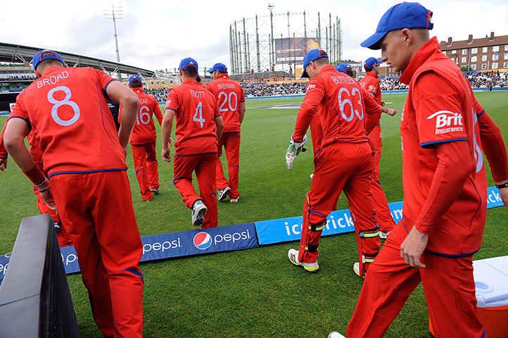 Champions Trophy 2: The England players come out to field 