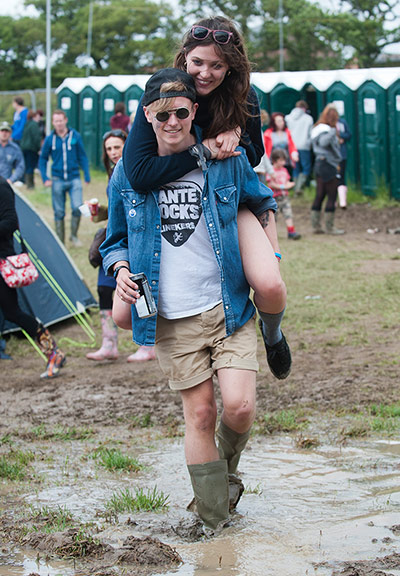 Isle of Wight 2013: Festival goers carry each other across the mud