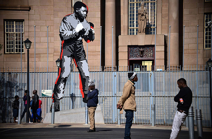 20 Photos: TOPSHOTS People gather on June 11, 2013