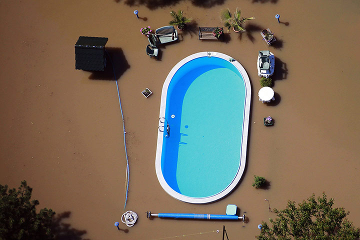 20 Photos: Garden with swimming pool is inundated by waters of Elbe river