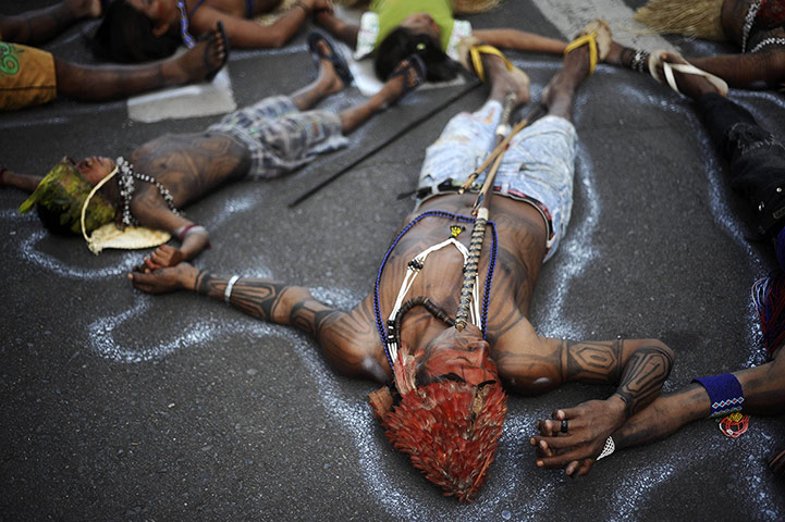20 Photos: Munduruku Indians from the Amazon Basin demonstrate in Brasilia