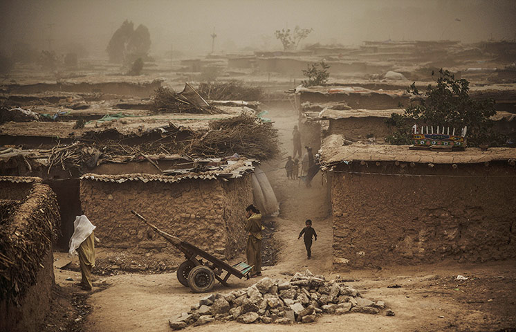 20 Photos: Afghan refugees are caught in a sand storm on the outskirts of Islamabad