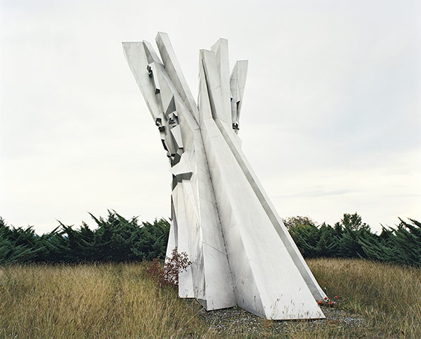 Jan Kempenaers: Spomenik #22 (Ostra), 2009 
