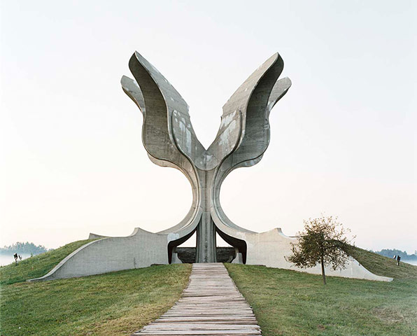Jan Kempenaers: Spomenik #9 (Jasenovac), 2007
