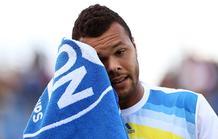 Tsonga v Murray: Jo-Wilfried Tsonga under pressure