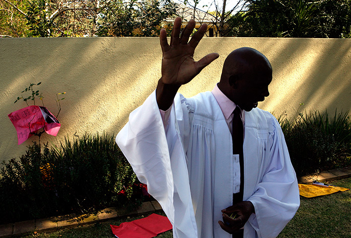 the weekend in pictures: A preacher prays for Nelson Mandela