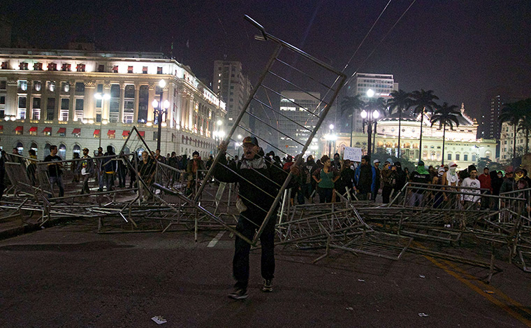 Brazil protests continue: Students block an avenue in Sao Paulo