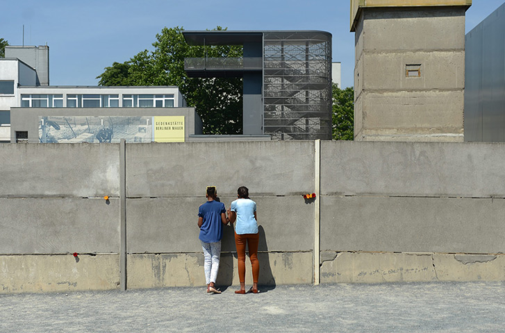 Malia and Sasha Obama: Sasha and Malia Obama face the Berlin Wall Memorial 