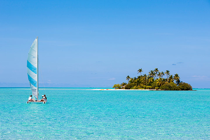 TUI: Indian ocean: TUI: Catamaran sailing in a lagoon