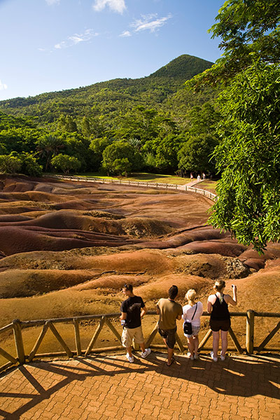TUI: Indian ocean: TUI: Tourists Viewing Coloured Earths