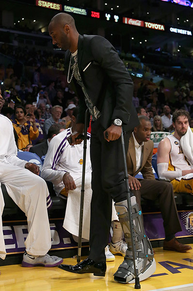 NBA Championship: Kobe Bryant crutches Lakers Spurs