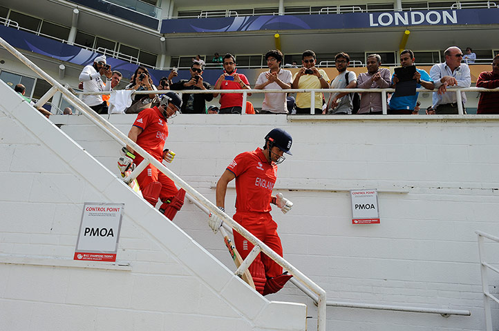 tom cricket: Cook and Bell come out to bat