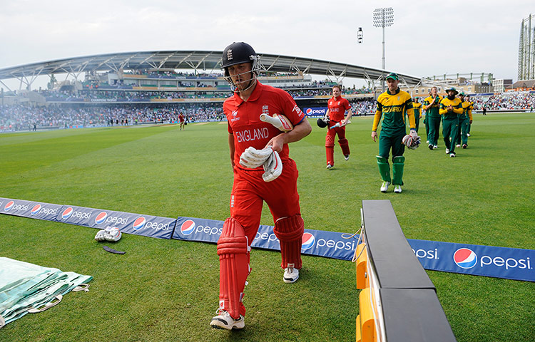 tom cricket: Jonathon Trott walks off at the end