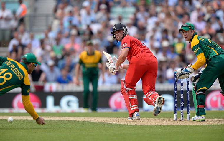 tom cricket: Jonathon Trott narrowly escapes being caught by Du Plessis 