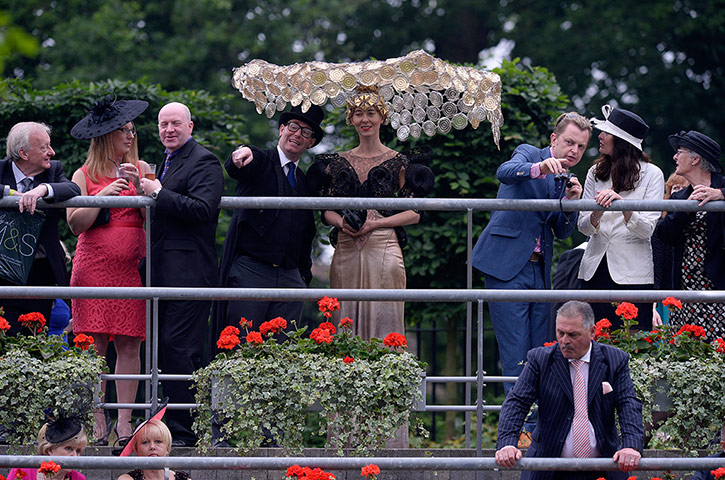 Tom's Ladies day: Extravagent hat