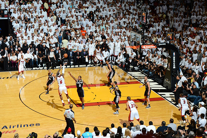 NBA: LeBron James scores a 17-foot jump 
