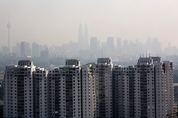 Singapore smog: Apartment buildings against a hazy Kuala Lumpur skyline, Malaysia